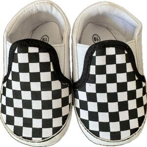 NWOT unisex checkered 6-12 months slip ons